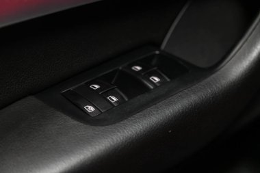 Novosibirsk, Rusya 10 Ekim 2019: Audi A6, modern bir arabanın kapı kontrol panelini kapatın. Pencere kontrol paneli, kapı kilidi düğmesi ve ayna kontrollü kol dinlenmesi. 