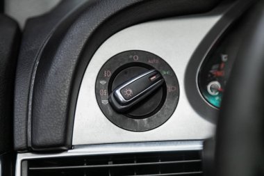 Novosibirsk, Rusya 10 Ekim 2019: Audi A6, far ayarlama düğmelerine yakın çekim. modern araba iç mimarisi 