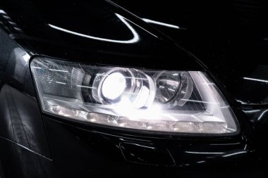 Novosibirsk, Rusya 10 Ekim 2019 Audi A6, siyah araba farları. Dış görev ayrıntıları. Modern arabanın ön farlarından birinin detaylarını kapat. 