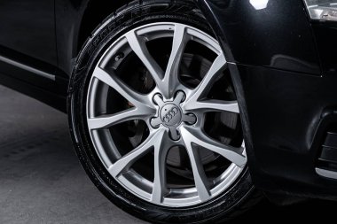 Novosibirsk, Rusya 10 Ekim 2019: Audi A6, yakın çekimli alüminyum alaşımlı tekerlek ve yeni lastik 