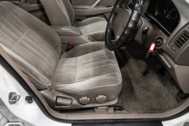 Novosibirsk, Rusya 10 Ekim 2019: Toyota Camry, lüks araba İçişleri - direksiyon, vites kolu, multimedya sistemi, sürücü koltukları ve gösterge paneli