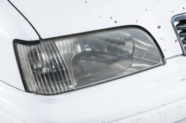 Novosibirsk, Rusya 10 Ekim 2019: Toyota Camry, beyaz araba farları. Dış görev ayrıntıları. Modern arabanın ön farlarından birinin detaylarını kapat. 