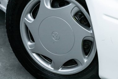 Novosibirsk, Rusya 10 Ekim 2019: Toyota Camry, alüminyum alaşımlı yakın çekimli araba tekerleği ve yeni lastik 