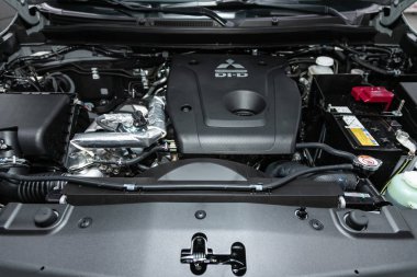 Novosibirsk, Rusya 10 Ekim 2019: Mitsubishi L200, temiz bir motor bloğunun kapatılması, İçten yanmalı motor