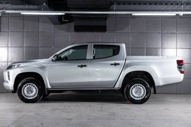 Novosibirsk, Rusya 10 Ekim 2019: Mitsubishi L200, yeni gümüş Mitsubishi L200, yan görüş. Japonya 'da Novosibirsk' te bir otoparkta çekilmiş modern bir pikabın fotoğrafı. 