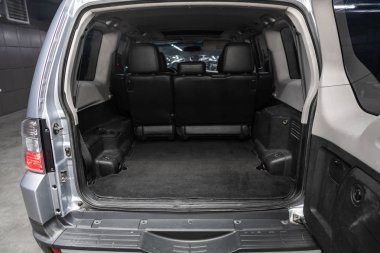 Novosibirsk, Rusya 10 Ekim 2019: Mitsubishi Pajero, bagaja yakın çekim, far, tampon, ön görüş. Modern bir arabanın dışı. 