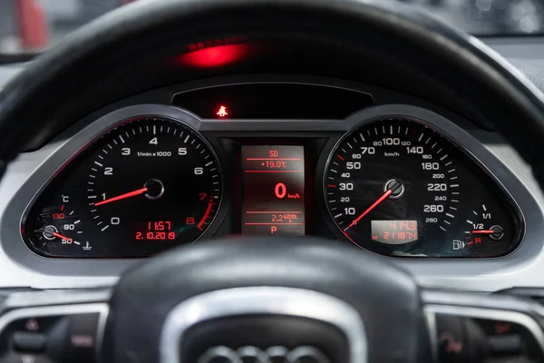 Nowosybirsk Rosja Października 2019 Audi Deska Rozdzielcza Białym Podświetleniem Krokomierz — Zdjęcie stockowe