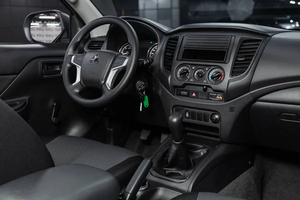 Novosibirsk Rusia Octubre 2019 Mitsubishi L200 Coche Lujo Interior Volante —  Fotos de Stock