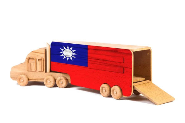 塗装された国旗台湾と木製のおもちゃトラックのクローズアップ 輸出入 商品の国内配送の概念 — ストック写真