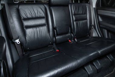 Novosibirsk, Rusya, 09 Ekim 2019: Honda Cr-V, emniyet kemeri takılı siyah deri koltuklara yakın çekim. modern araba iç mimarisi