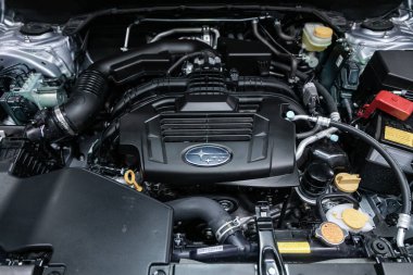 Novosibirsk, Rusya 09 Ekim 2019: Subaru Forester, temiz bir motor bloğunun kapatılması, İçten yanmalı motor