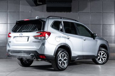 Novosibirsk, Rusya. 09 Ekim 2019. Yeni gümüş rengi Subaru Forester. Novosibirsk 'te bir otoparkta Japonya' da yapılan modern bir geçişin fotoğrafları.