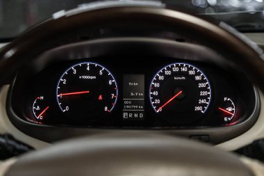 Novosibirsk, Rusya 09 Ekim 2019: Hyundai Grandeur, Arkaplanı beyaz olan Araç Göstergesi: Kilometre, hız göstergesi, takometre, yakıt seviyesi, su sıcaklığı ve daha fazlası