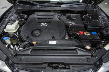 Novosibirsk, Rusya 09 Ekim 2019: Hyundai Grandeur, temiz bir motor bloğunun kapatılması, İçten yanmalı motor