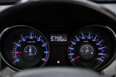 Novosibirsk, Rusya 09 Ekim 2019: Hyundai Ix35, Beyaz arka fonda gösterge paneli: Kilometre, hız göstergesi, takometre, yakıt seviyesi, su sıcaklığı ve daha fazlası