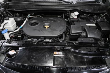 Novosibirsk, Rusya 09 Ekim 2019: Hyundai Ix35, temiz bir motor bloğunun kapatılması, İçten yanmalı motor