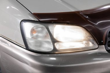 Novosibirsk, Rusya, 09 Ekim 2019: Subaru Legacy Lancaster, far, tampon, tekerlek yakın çekim. Novosibirsk 'te park halindeki modern bir arabanın fotoğrafı.