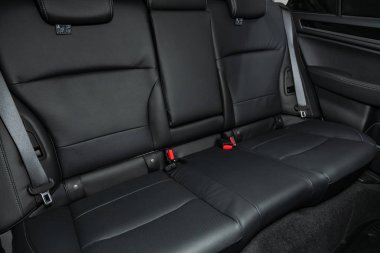 Novosibirsk, Rusya, 09 Ekim 2019: Subaru Outback, emniyet kemeri takılı siyah deri koltuklara yakın çekim. modern araba iç mimarisi