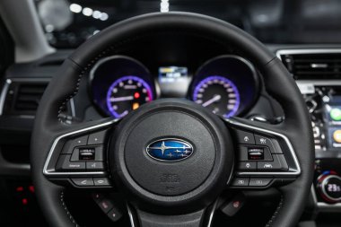 Novosibirsk, Rusya, 09 Ekim 2019: Subaru Outback, gösterge paneli, hız göstergesi, taksimetre ve direksiyona yakın çekim. modern araba iç mimarisi