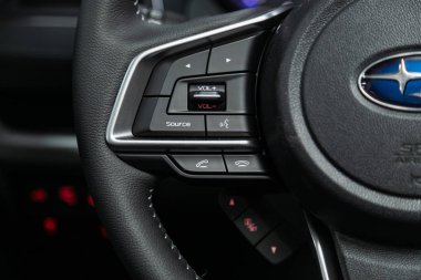 Novosibirsk, Rusya 09 Ekim 2019: Subaru Outback, hızlı kontrol telefonu, müzik ve diğer işlevler için çok fonksiyonlu yeni siyah direksiyon simidi