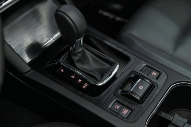 Novosibirsk, Rusya, 09 Ekim 2019: Subaru Outback, manuel şanzıman şanzıman kolunu kapatın. Hızlandırıcı sapı ve yeni bir arabanın düğmeleri. 