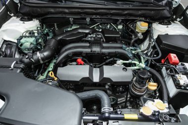 Novosibirsk, Rusya 09 Ekim 2019: Subaru Outback, temiz bir motor bloğunun kapatılması, İçten yanmalı motor
