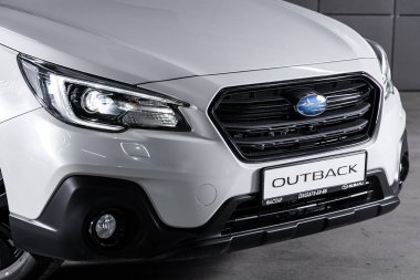 Novosibirsk, Rusya, 09 Ekim 2019: Subaru Outback, far, tampon, tekerlek. Novosibirsk 'te park halindeki modern bir arabanın fotoğrafı.