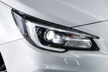 Novosibirsk, Rusya, 09 Ekim 2019: Subaru Outback, far, tampon, tekerlek. Novosibirskk 'te park halindeki modern bir arabanın fotoğrafı.