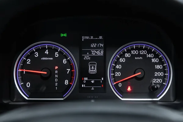 Novosibirsk ロシア2019年10月09日 Honda ホワイトバックライト付き車のダッシュボード Odometer 速度計 タコメータ 燃料レベル 水温など — ストック写真