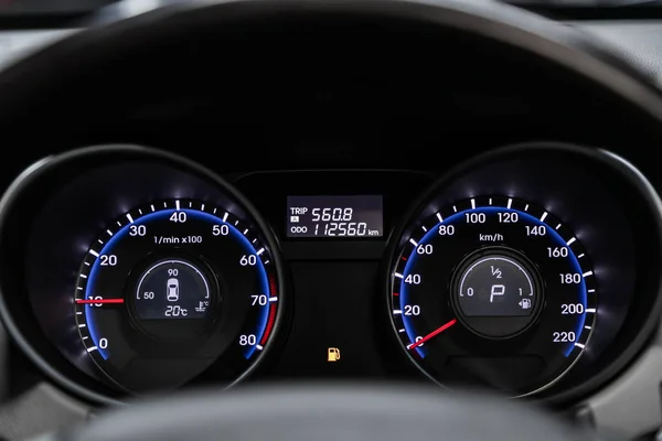 2019年10月9日 现代Ix35 白色背光汽车仪表盘 里程表 速度计 速度计 油位计 水温等 — 图库照片