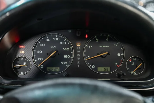 러시아 노보시비르스크 2019 Subaru 레거시 랭커스터 백라이트가 자동차 계기판 Odometer — 스톡 사진