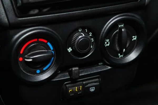 2019年10月9日 俄罗斯新锡尔斯克 卡里纳 现代黑色轿车内部 空调按钮的气候控制视图 仪表盘 — 图库照片