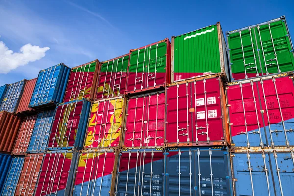 Nationale Vlag Van Eritrea Een Groot Aantal Metalen Containers Voor — Stockfoto