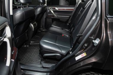 Novosibirsk, Rusya 05 Ekim 2019: Lexus Gx460, Deri iç tasarım, araç yolcuları ve emniyet kemerli sürücü koltukları. 
