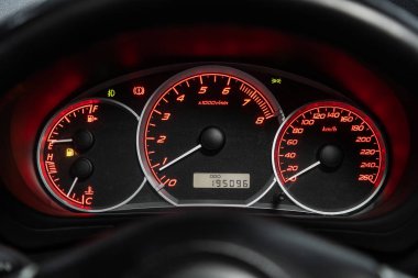 Novosibirsk, Rusya 05 Ekim 2019: Subaru Impreza, Kilometre, kilometre sayacı, hız göstergesi, takometre, yakıt seviyesi