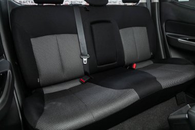 Novosibirsk, Rusya 05 Ekim 2019: Mitsubishi L200, siyah iç tasarım, araç yolcu ve sürücü koltukları emniyet kemeri. 