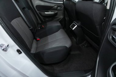 Novosibirsk, Rusya 05 Ekim 2019: Mitsubishi L200, siyah iç tasarım, araç yolcu ve sürücü koltukları emniyet kemeri. 