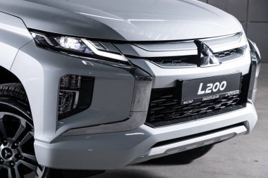 Novosibirsk, Rusya 05 Ekim 2019: Mitsubishi L200, far, tampon, tekerlek yakın çekim. Novosibirsk 'te park halindeki modern bir arabanın fotoğrafı.
