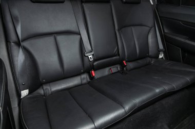 Novosibirsk, Rusya 05 Ekim 2019: Subaru Legacy, Deri iç tasarım, araç yolcuları ve emniyet kemerli sürücü koltukları. 