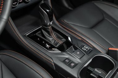 Novosibirsk, Rusya 05 Ekim 2019: Subaru Xv, Vites değişimi. Arabanın otomatik vites kutusu, arabanın içi.