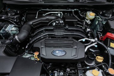 Novosibirsk, Rusya 05 Ekim 2019: Subaru Xv, temiz bir motor bloğunun kapatılması, İçten yanmalı motor