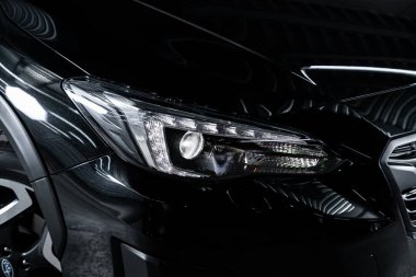 Novosibirsk, Rusya 05 Ekim 2019: Subaru Xv, siyah araba farları. Dış görev ayrıntıları. Modern arabanın ön farlarından birinin detaylarını kapat. 