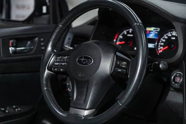 2019年10月5日 俄罗斯Novosibirsk Subaru Legacy 装有黑色方向盘 塑料仪表盘 速度计 挡风玻璃的汽车内部 — 图库照片
