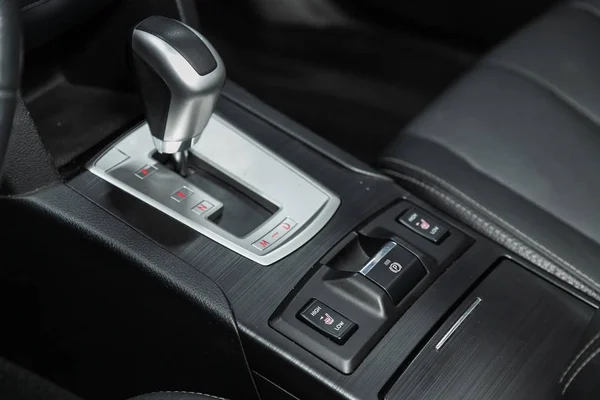 2019年10月5日 俄罗斯Novosibirsk Subaru Legacy Gear Shift 汽车自动变速箱 汽车内部 — 图库照片