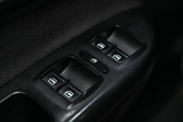 2019年10月5日 俄罗斯Novosibirsk Scoda Octavia 新款现代汽车门控面板的关闭 扶手休息与窗口控制面板 门锁按钮 和镜像控制 — 图库照片