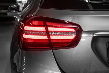 Yeni bir halojen gri çapraz arabanın arka lambası. Modern bir arabanın dış görünüşü. Led Light 'ın modern arabalarından birinin detaylarını kapat..