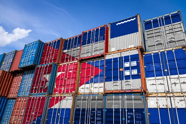 Nationale Vlag Van Cuba Een Groot Aantal Metalen Containers Voor — Stockfoto