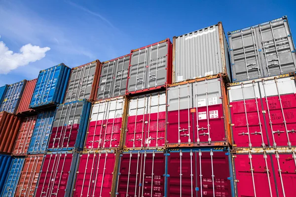 ポーランドの国旗は 列に並んだ商品を保管するための金属製のコンテナの数が多い 輸入業者 輸出業者による貨物の保管の概念 — ストック写真