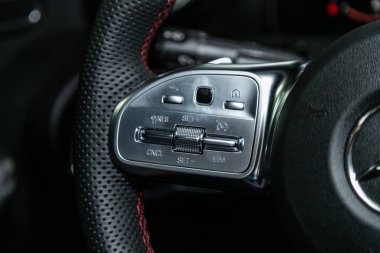 Novosibirsk, Rusya 10 Ekim 2019: Mercedes-Benz Cla-class, Hızlı kontrol telefonu, müzik ve diğer işlevler için çok fonksiyonlu yeni siyah direksiyon simidi