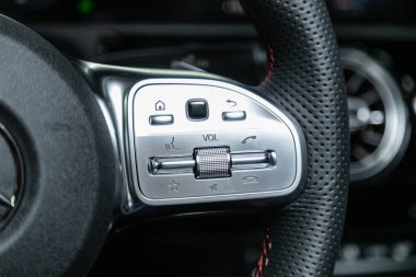 Novosibirsk, Rusya 10 Ekim 2019: Mercedes-Benz Cla-class, Hızlı kontrol telefonu, müzik ve diğer işlevler için çok fonksiyonlu yeni siyah direksiyon simidi